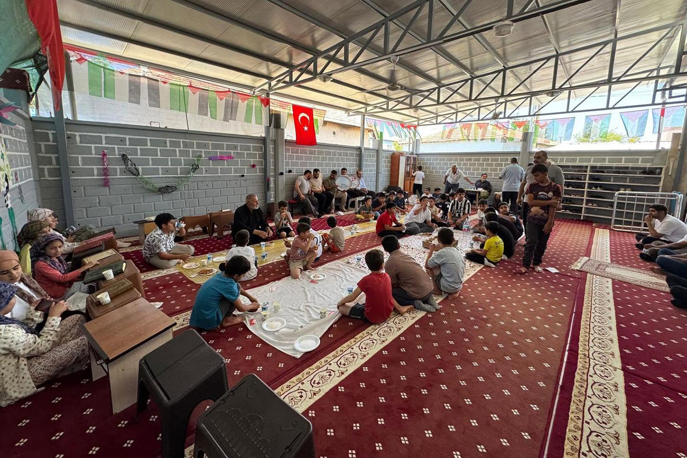 Yaz Kur'an Kursu'nda öğrenci ve veliler aynı sofrada buluştu