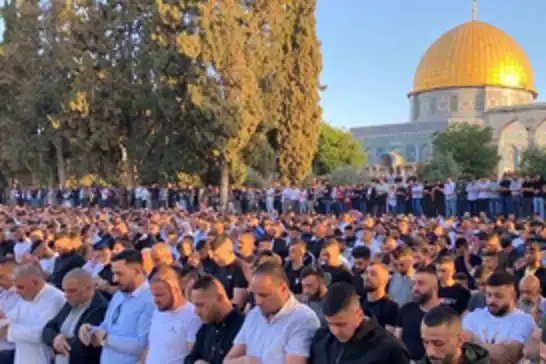 70 ألف مصلّ يؤدون صلاة الجمعة في المسجد الأقصى رغم قيود الاحتلال