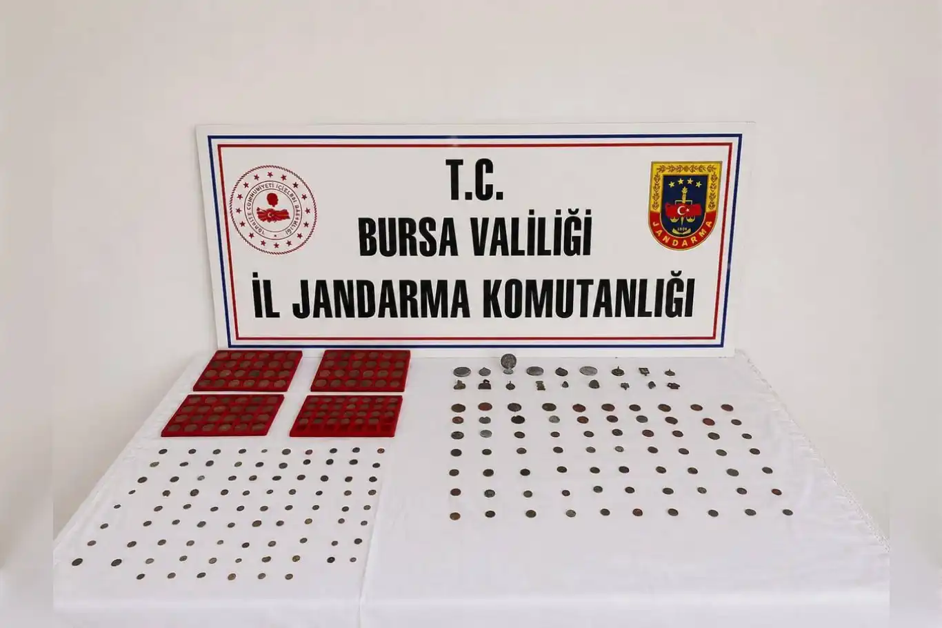 Bursa'da tarihi eser operasyonu: 273 sikke ve 18 tarihi obje ele geçirildi