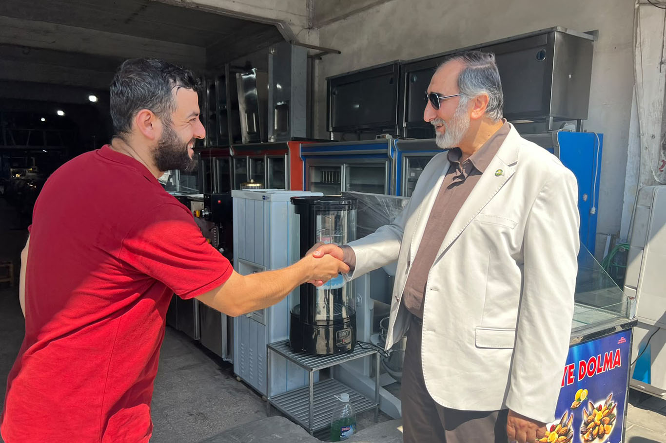 HÜDA PAR Genel Sekreteri Mehmet Hüseyin Yılmaz, İzmir'de esnafı ziyaret etti