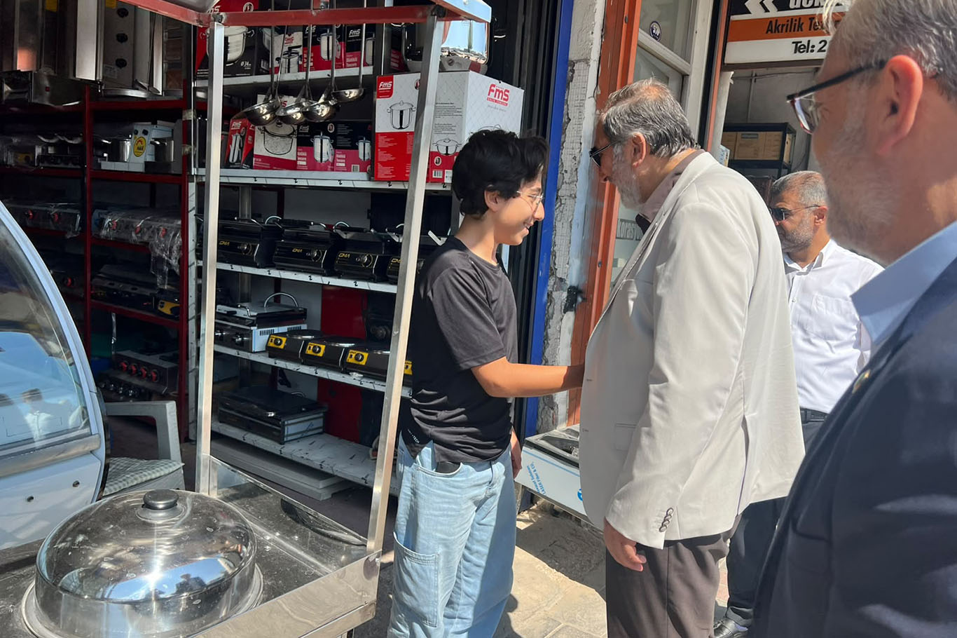 HÜDA PAR Genel Sekreteri Yılmaz, İzmir'de esnafı ziyaret etti