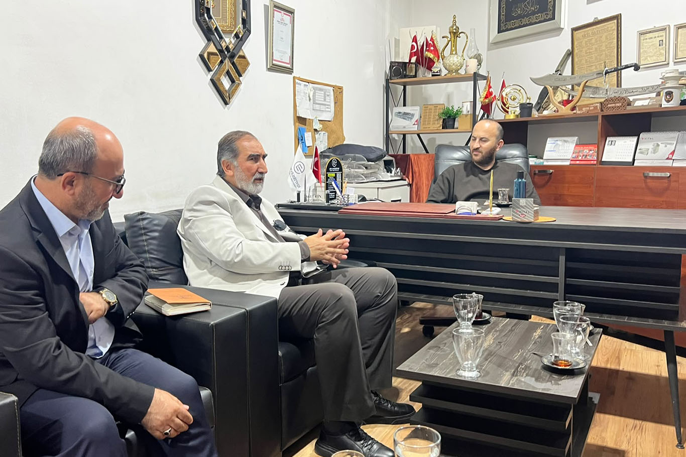 HÜDA PAR Genel Sekreteri Mehmet Hüseyin Yılmaz, İzmir'de esnafı ziyaret etti
