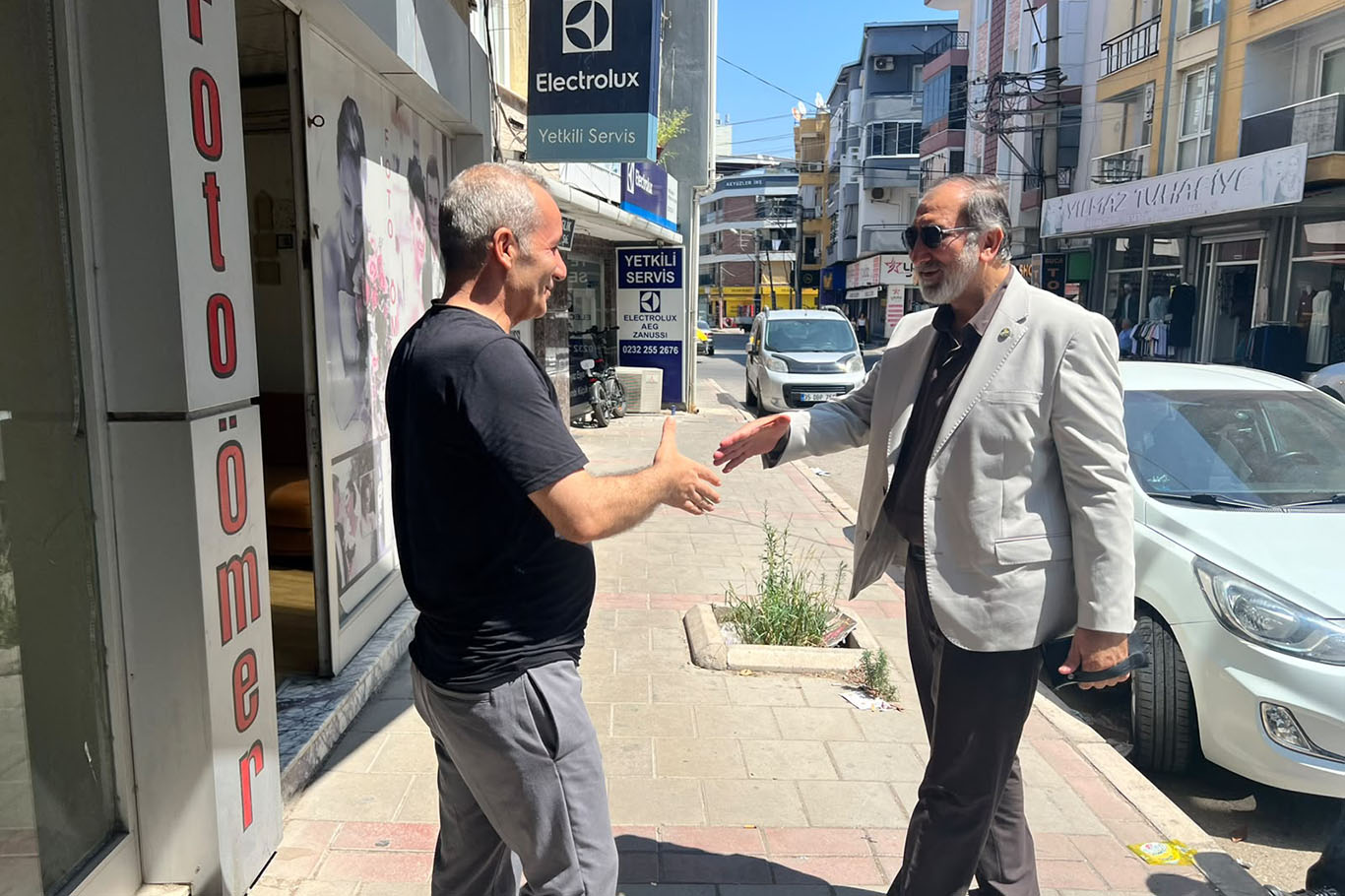 HÜDA PAR Genel Sekreteri Mehmet Hüseyin Yılmaz, İzmir'de esnafı ziyaret etti
