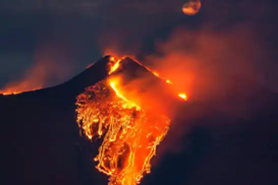 Etna Yanardağı yeniden faaliyete geçti: Lav ve kül bulutu hava ulaşımını olumsuz etkiledi