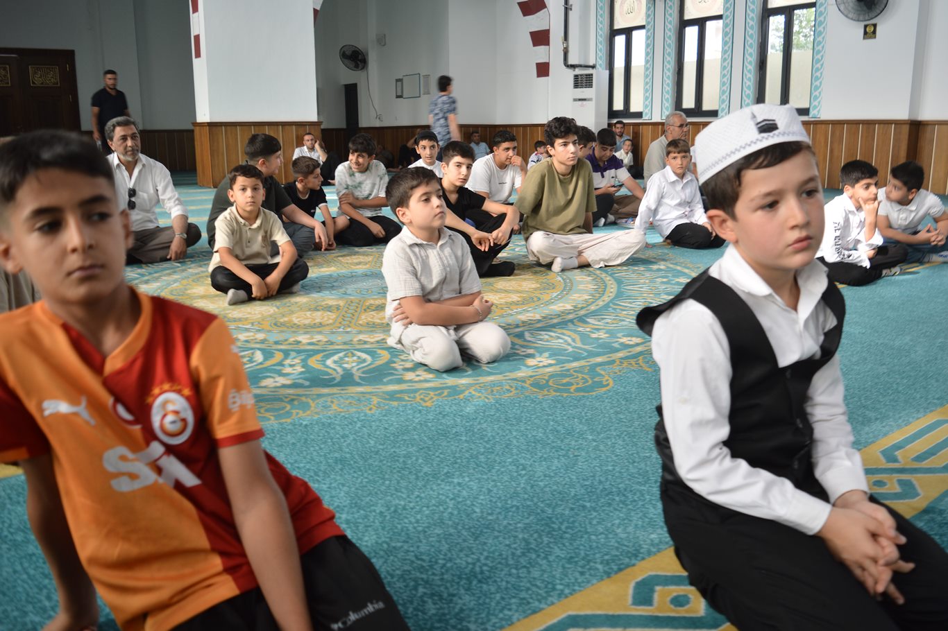 Siirt'te çocuklar ekranlardan uzaklaşıp camilerde iman ve ahlakla buluşuyor
