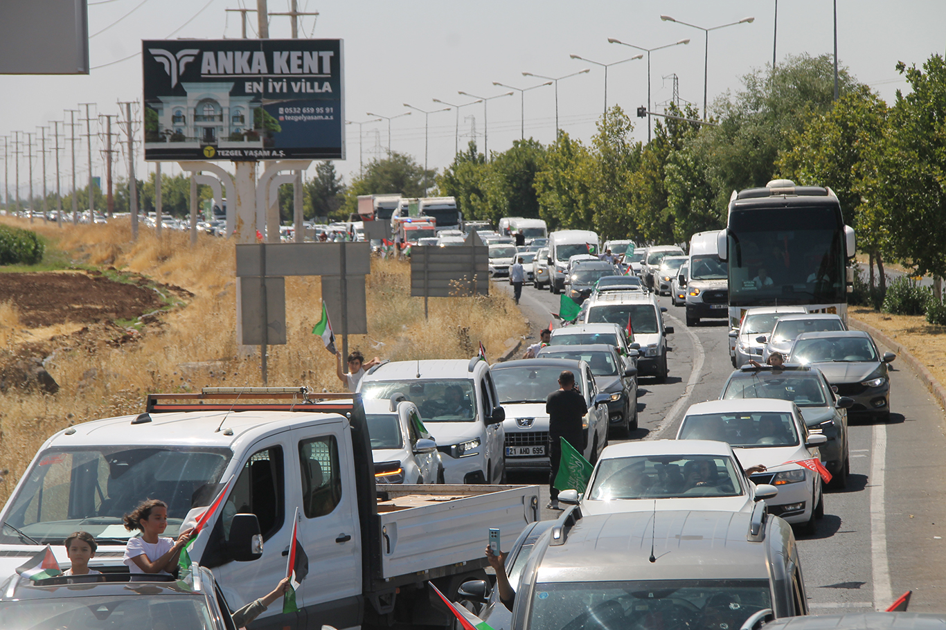 Bosna Hersek'ten yola çıkan Filistin Konvoyu Diyarbakır'da coşkuyla karşılandı