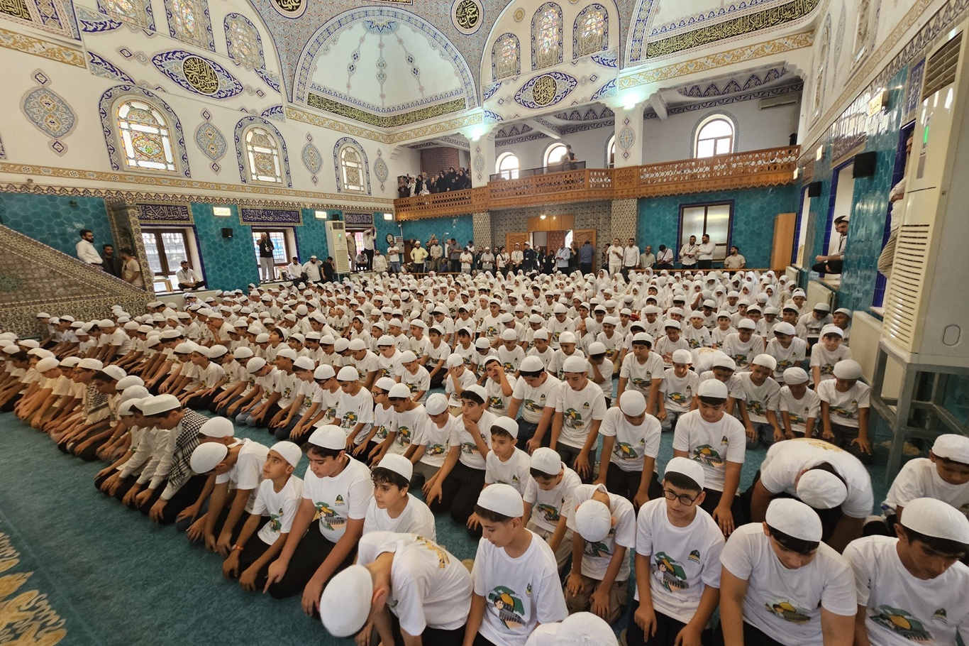 Bursa’da yüzlerce çocuk “Hayat Namazla Güzeldir” programında bir araya gelerek kitlesel yürüyüş gerçekleştirdi