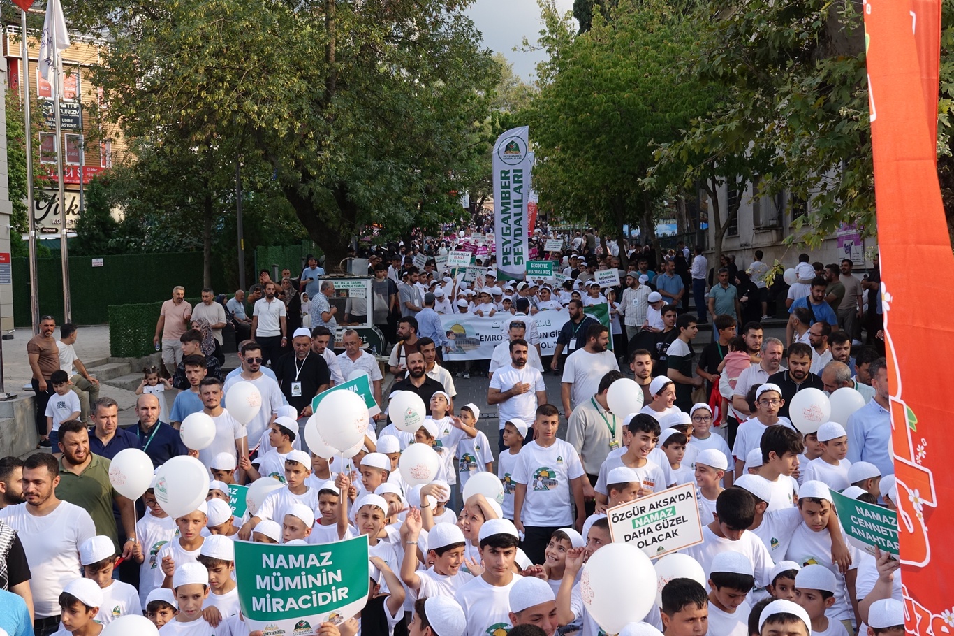 Bursa’da yüzlerce çocuk “Hayat Namazla Güzeldir” programında bir araya gelerek kitlesel yürüyüş gerçekleştirdi