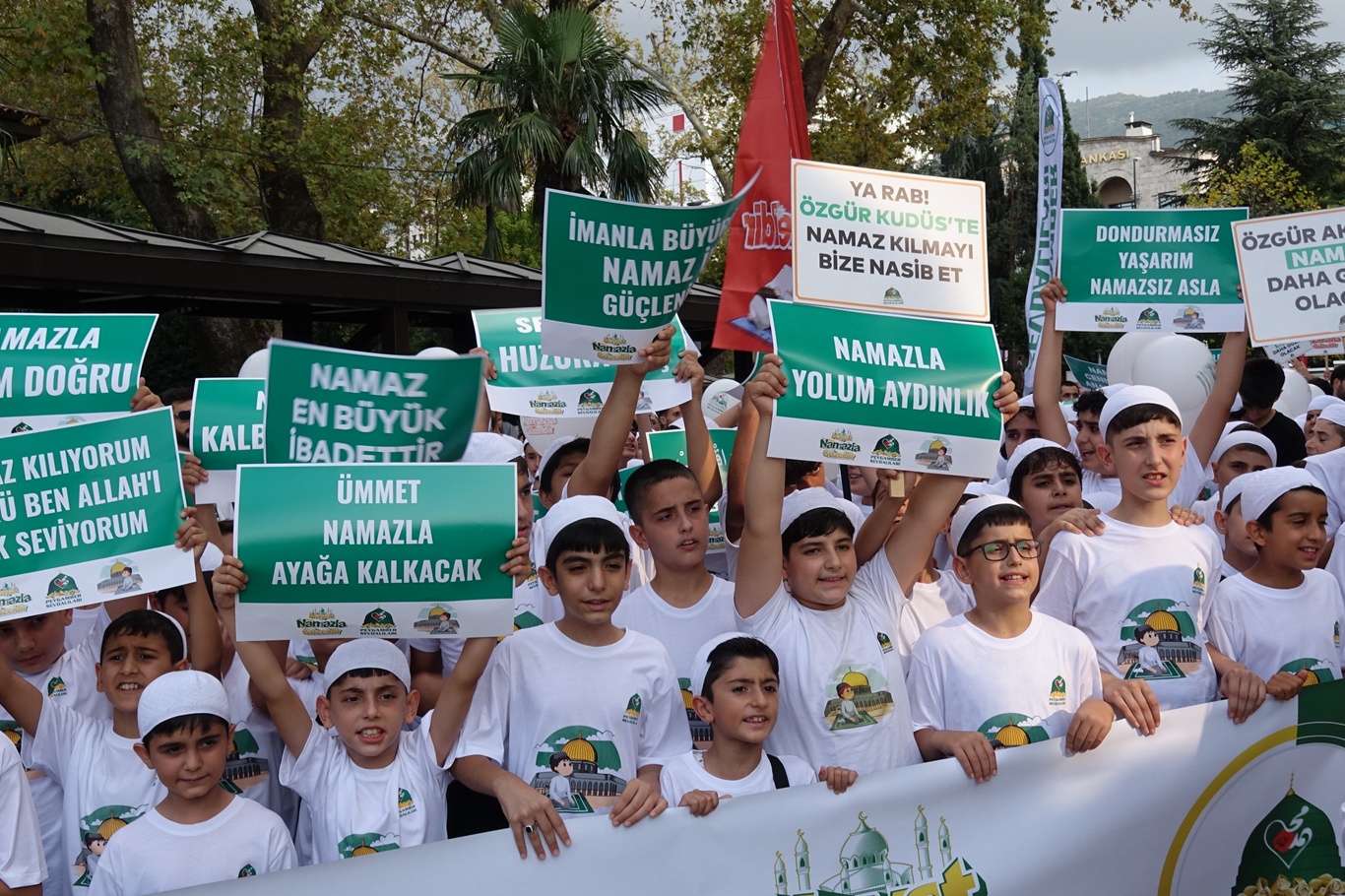 Bursa’da yüzlerce çocuk “Hayat Namazla Güzeldir” programında bir araya gelerek kitlesel yürüyüş gerçekleştirdi