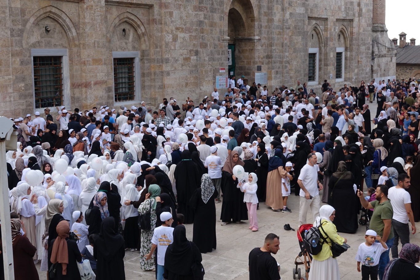 Bursa’da yüzlerce çocuk “Hayat Namazla Güzeldir” programında bir araya gelerek kitlesel yürüyüş gerçekleştirdi