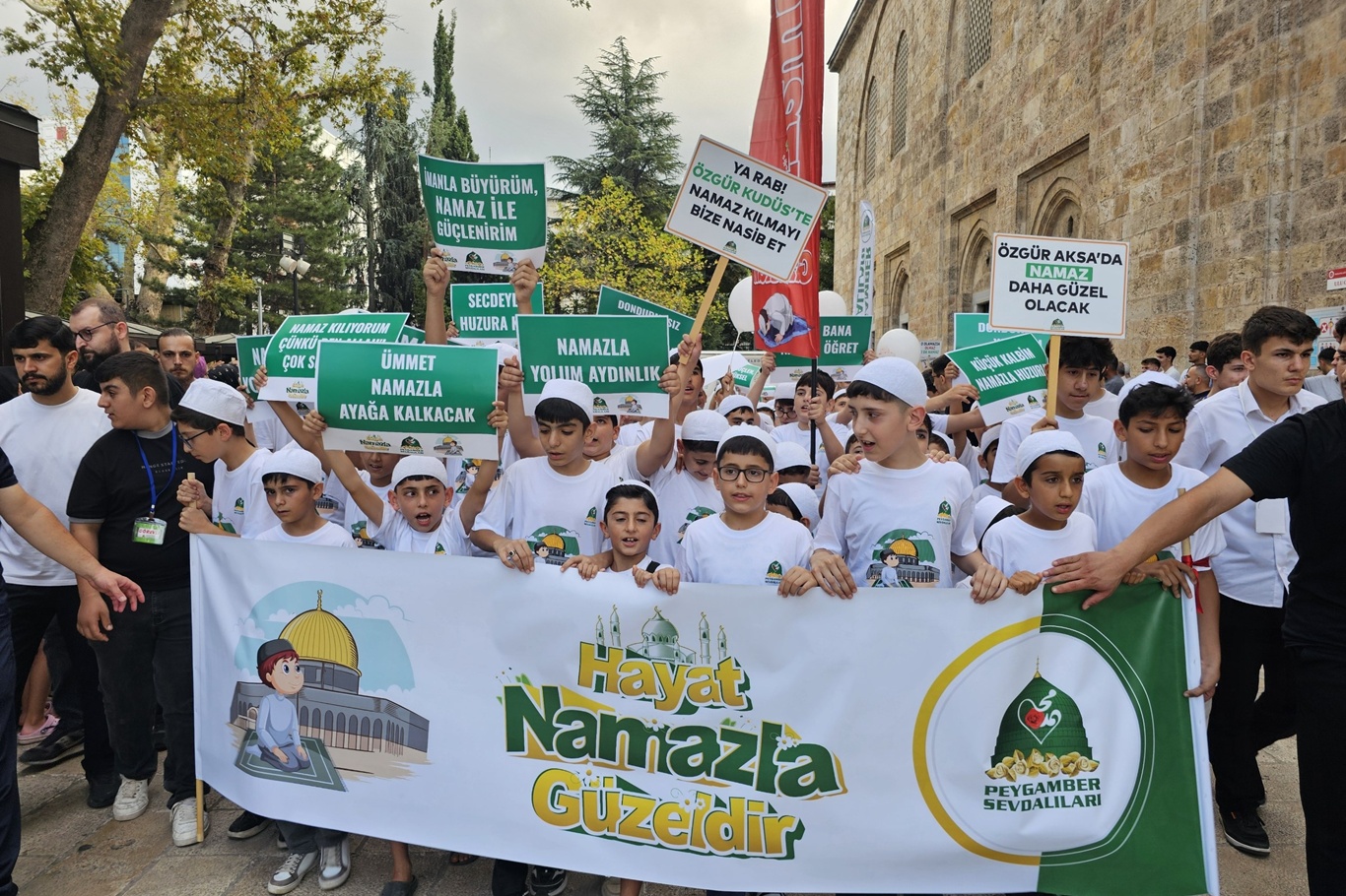 Bursa’da yüzlerce çocuk “Hayat Namazla Güzeldir” programında bir araya gelerek kitlesel yürüyüş gerçekleştirdi