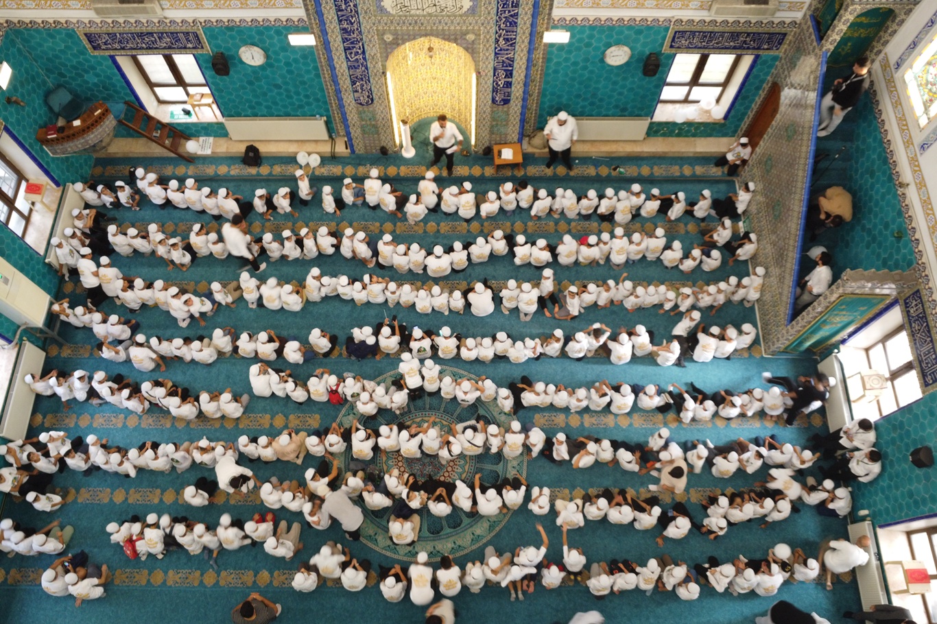 Bursa’da yüzlerce çocuk “Hayat Namazla Güzeldir” programında bir araya gelerek kitlesel yürüyüş gerçekleştirdi