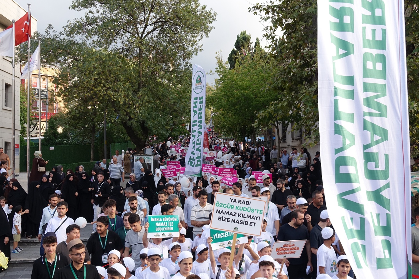 Bursa’da yüzlerce çocuk “Hayat Namazla Güzeldir” programında bir araya gelerek kitlesel yürüyüş gerçekleştirdi