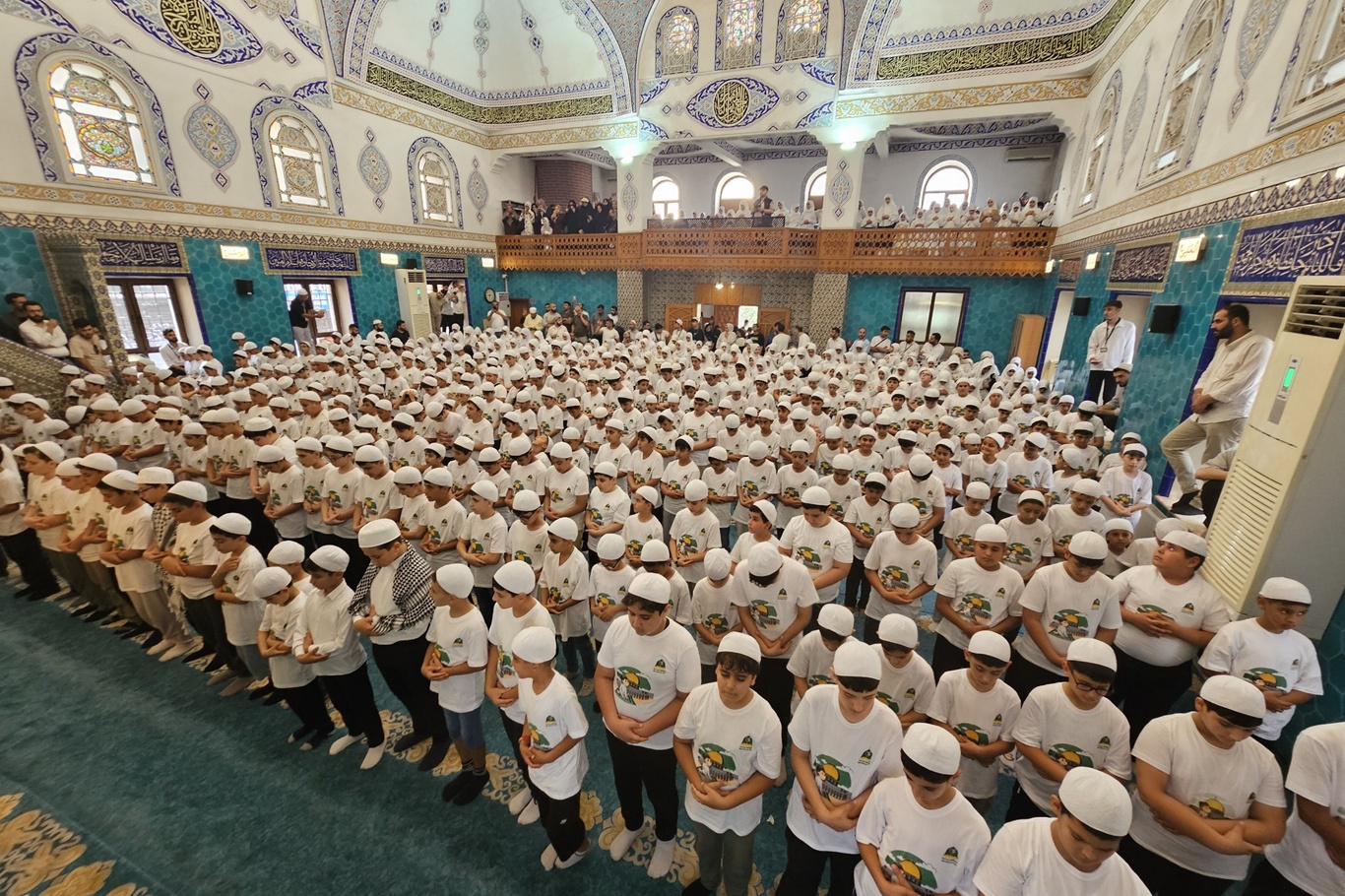 Bursa’da yüzlerce çocuk “Hayat Namazla Güzeldir” programında bir araya gelerek kitlesel yürüyüş gerçekleştirdi