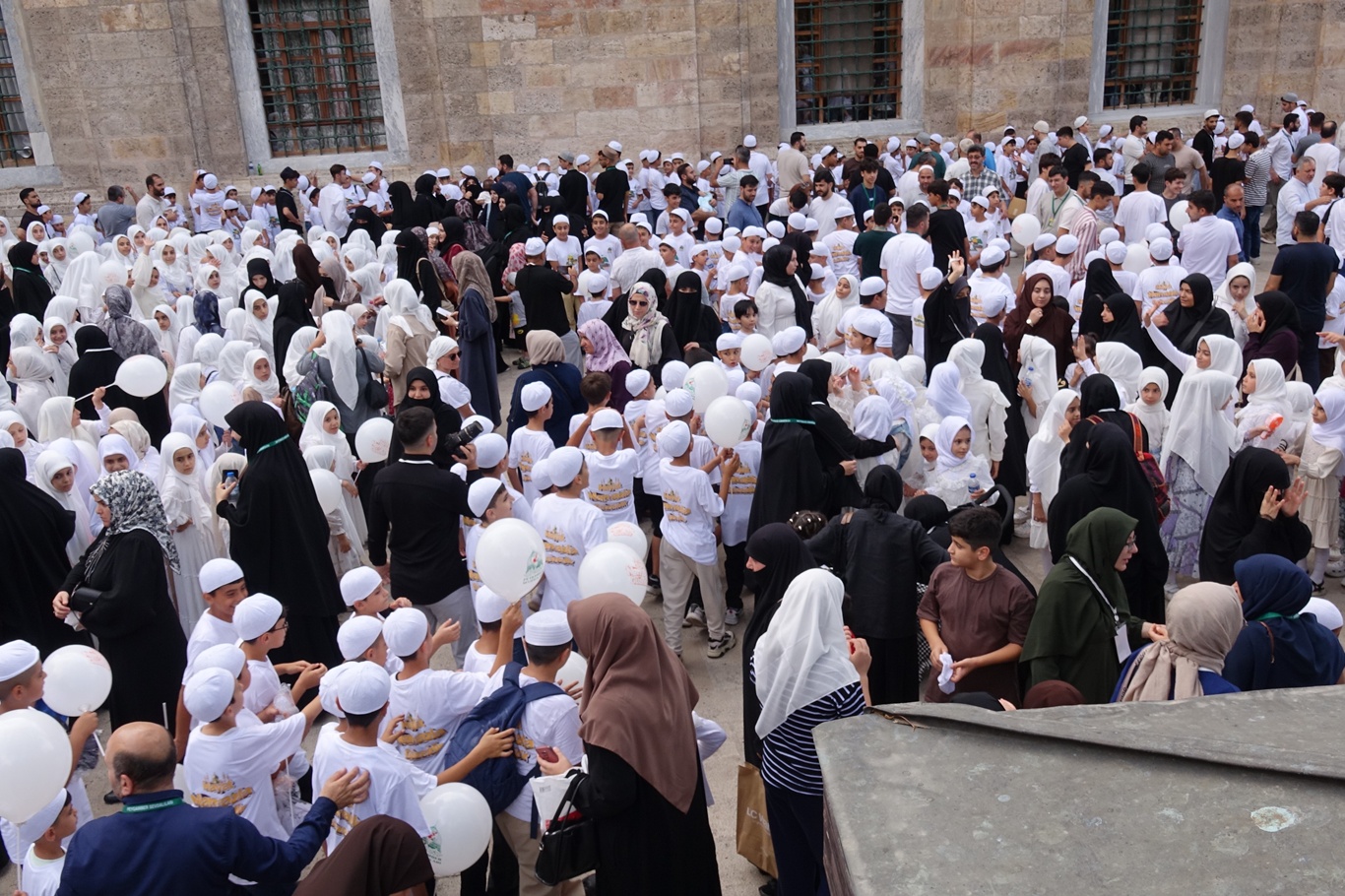 Bursa’da yüzlerce çocuk “Hayat Namazla Güzeldir” programında bir araya gelerek kitlesel yürüyüş gerçekleştirdi