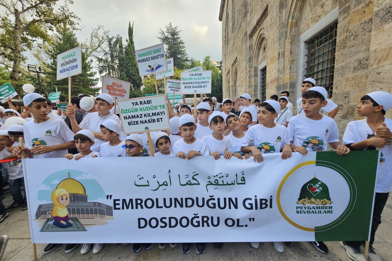 Bursa’da yüzlerce çocuk “Hayat Namazla Güzeldir” programında bir araya gelerek kitlesel yürüyüş gerçekleştirdi