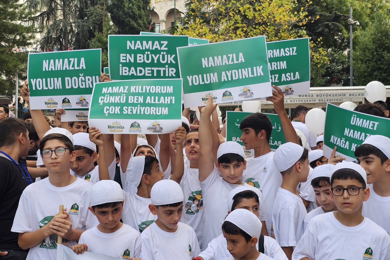 Bursa’da yüzlerce çocuk “Hayat Namazla Güzeldir” programında bir araya gelerek kitlesel yürüyüş gerçekleştirdi