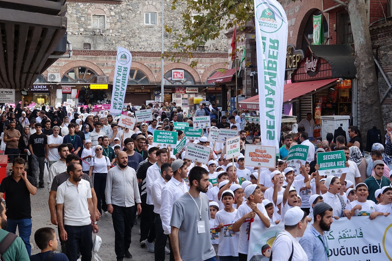 Bursa’da yüzlerce çocuk “Hayat Namazla Güzeldir” programında bir araya gelerek kitlesel yürüyüş gerçekleştirdi