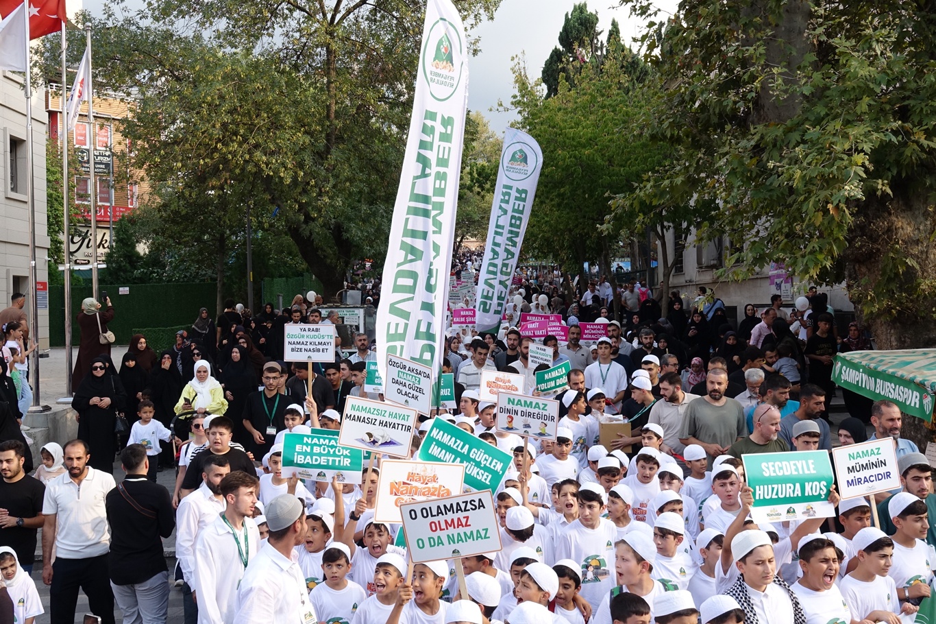 Bursa’da yüzlerce çocuk “Hayat Namazla Güzeldir” programında bir araya gelerek kitlesel yürüyüş gerçekleştirdi