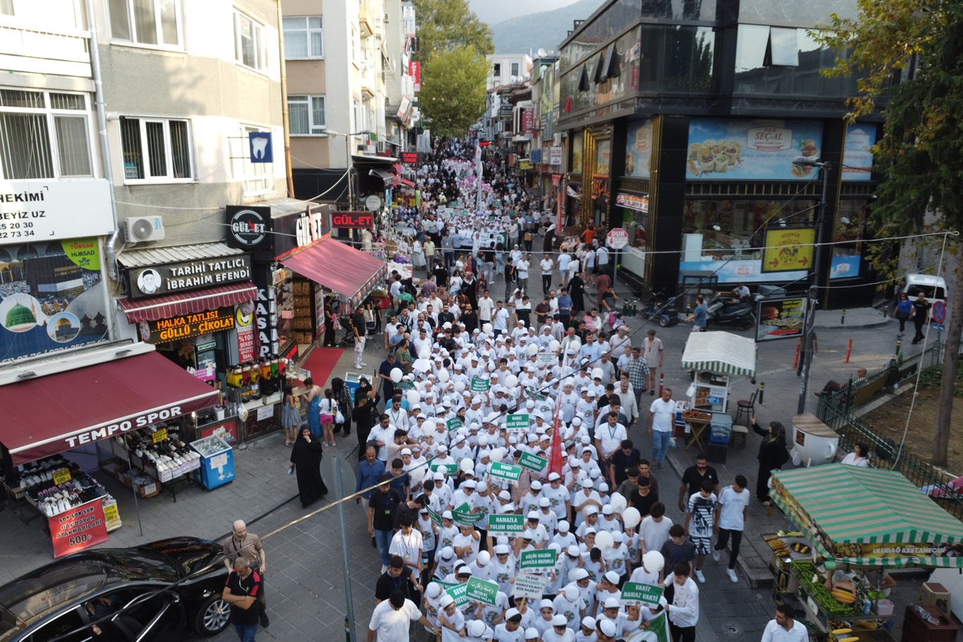 Bursa’da yüzlerce çocuk “Hayat Namazla Güzeldir” programında bir araya gelerek kitlesel yürüyüş gerçekleştirdi