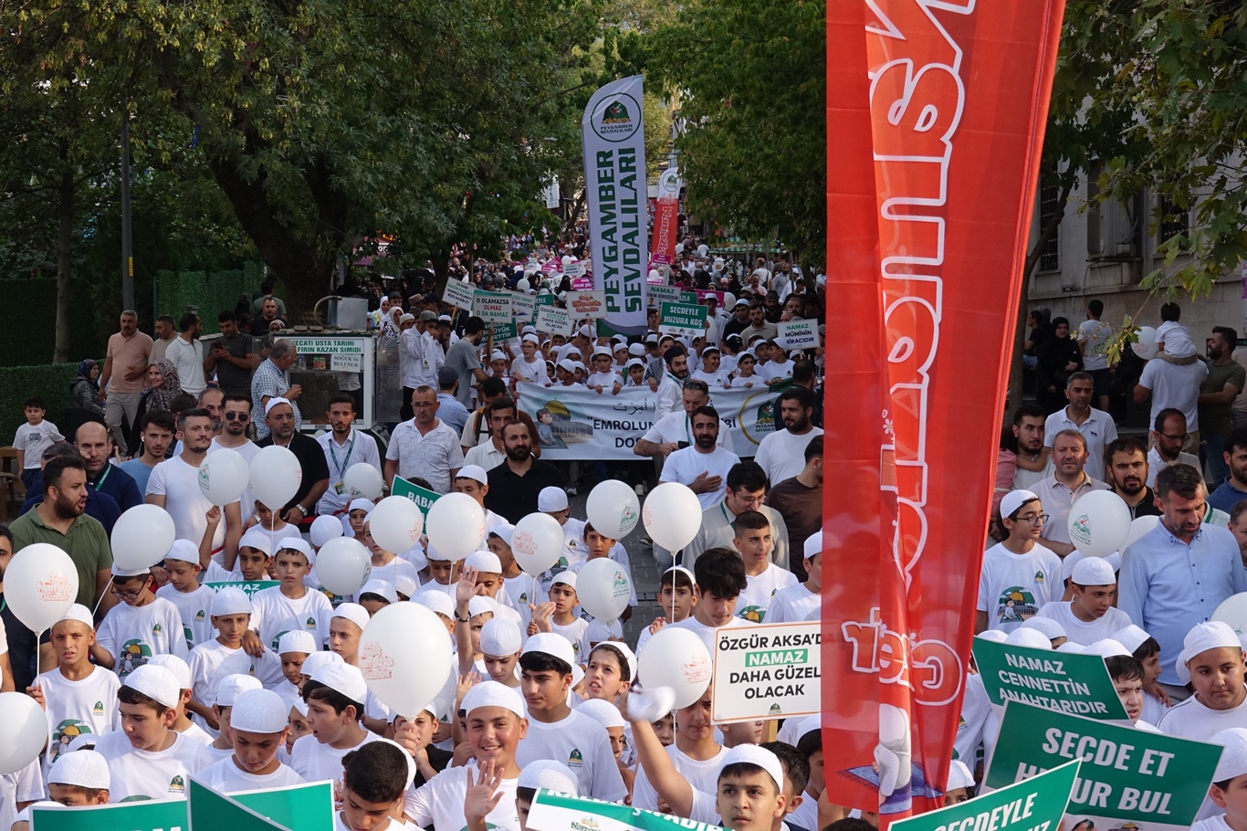 Bursa’da yüzlerce çocuk “Hayat Namazla Güzeldir” programında bir araya gelerek kitlesel yürüyüş gerçekleştirdi