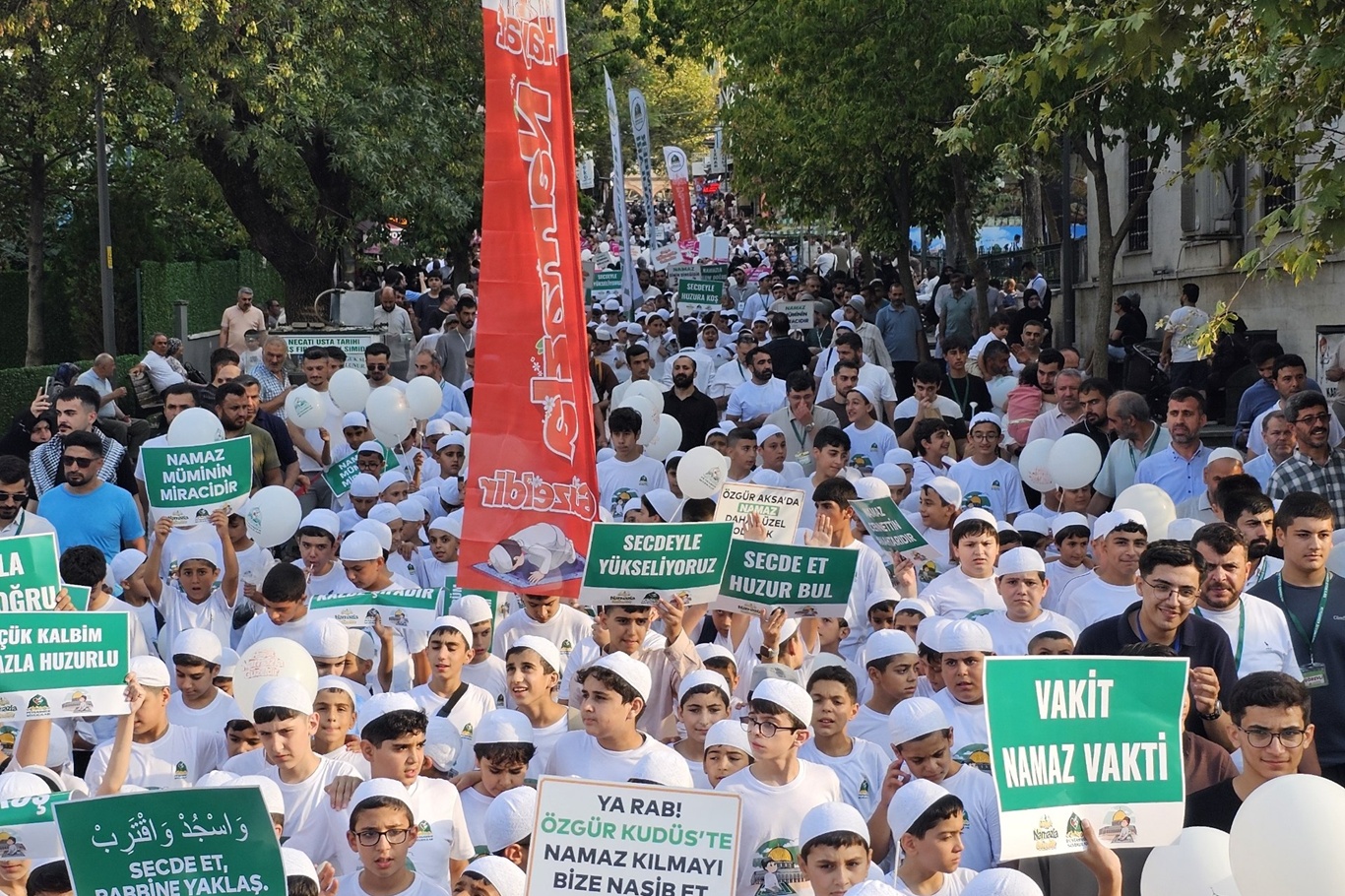 Bursa’da yüzlerce çocuk “Hayat Namazla Güzeldir” programında bir araya gelerek kitlesel yürüyüş gerçekleştirdi