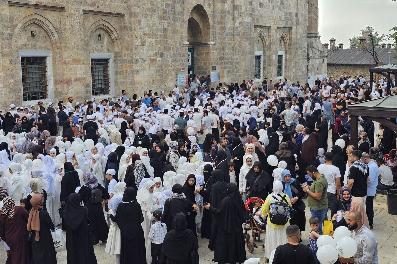 Bursa’da yüzlerce çocuk “Hayat Namazla Güzeldir” programında bir araya gelerek kitlesel yürüyüş gerçekleştirdi