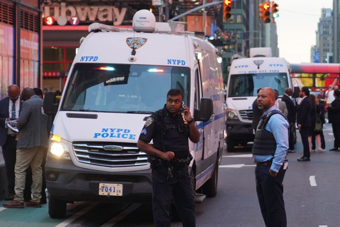 New York'un merkezinde insanlara bıçakla saldıran kadın öldürüldü