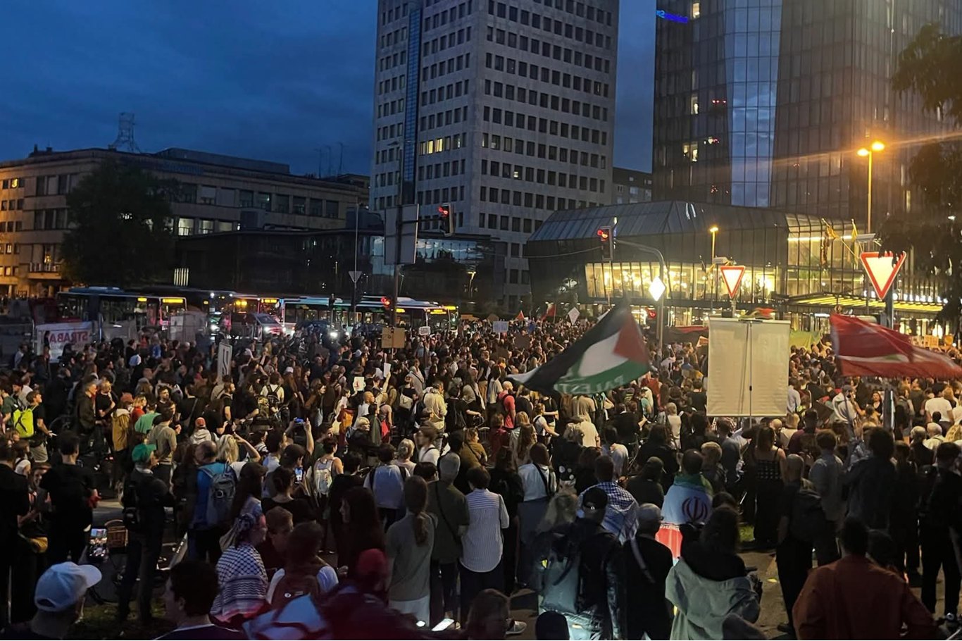 Slovenyalılar, ülkelerinde işgal elçiliğinin açılmasını protesto etti