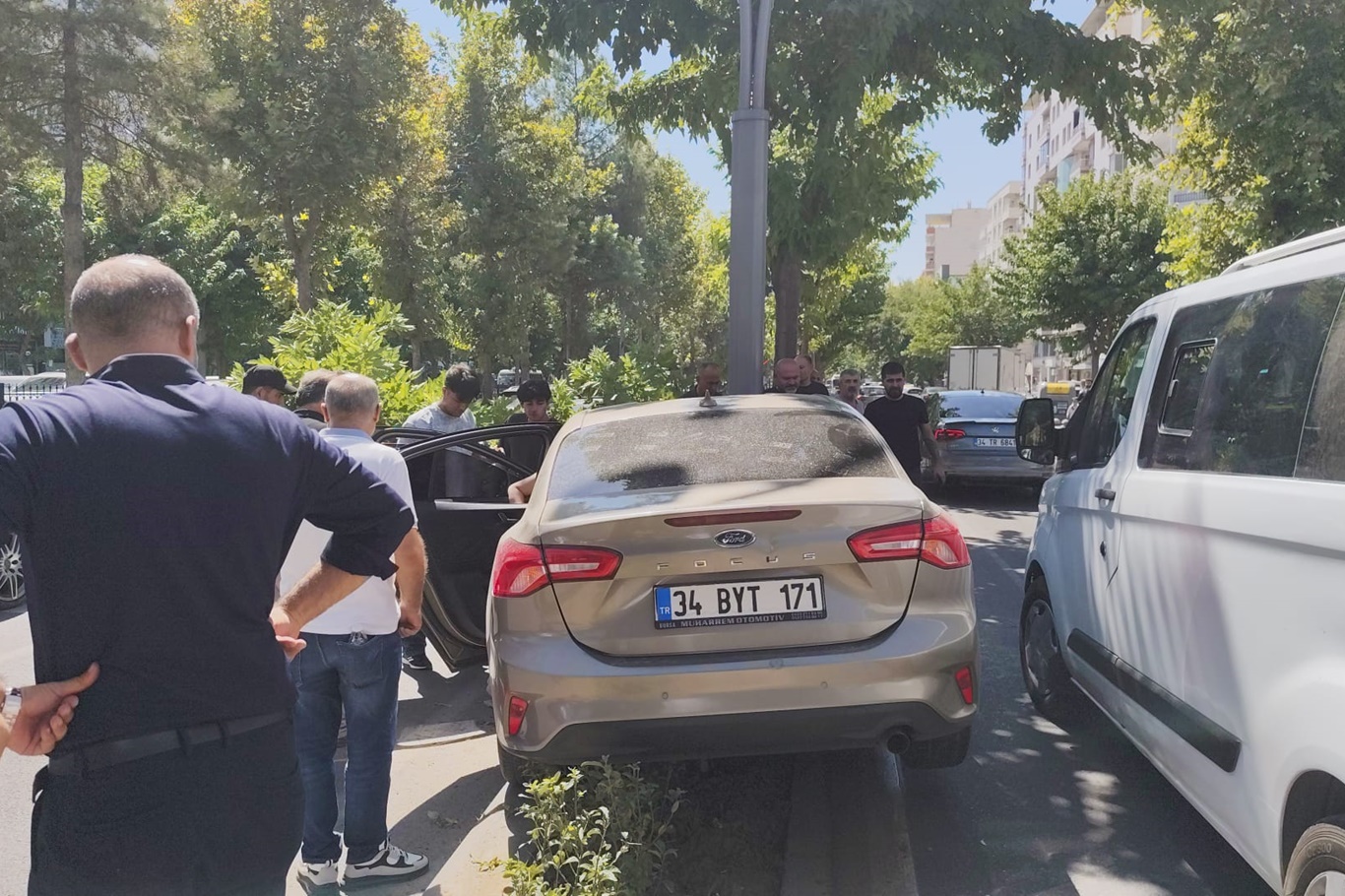 Batman'da otomobil aydınlatma direğine çarptı