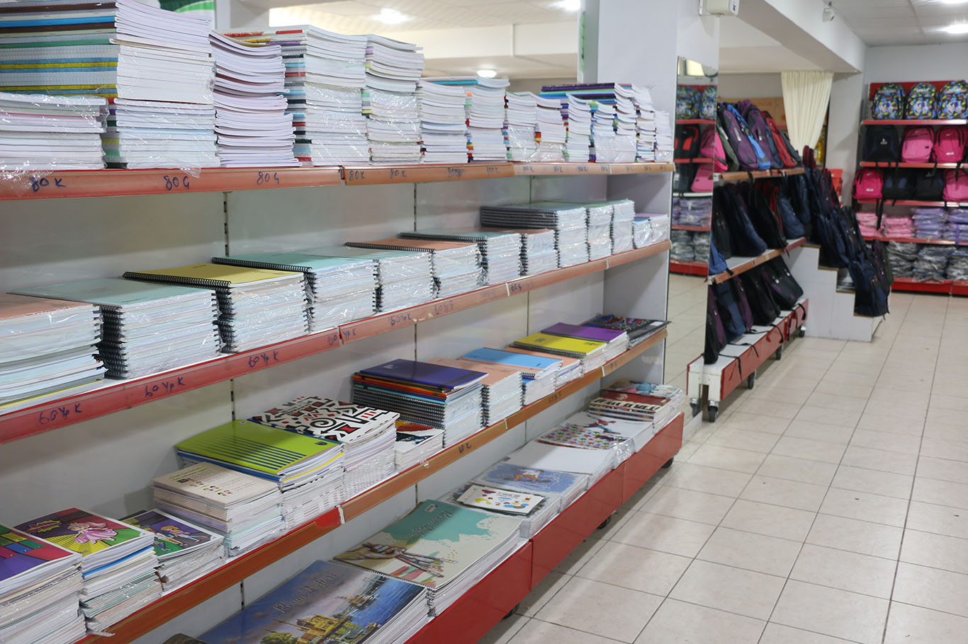 Şanlıurfa'da yüzlerce yetim öğrenciye kırtasiye desteği