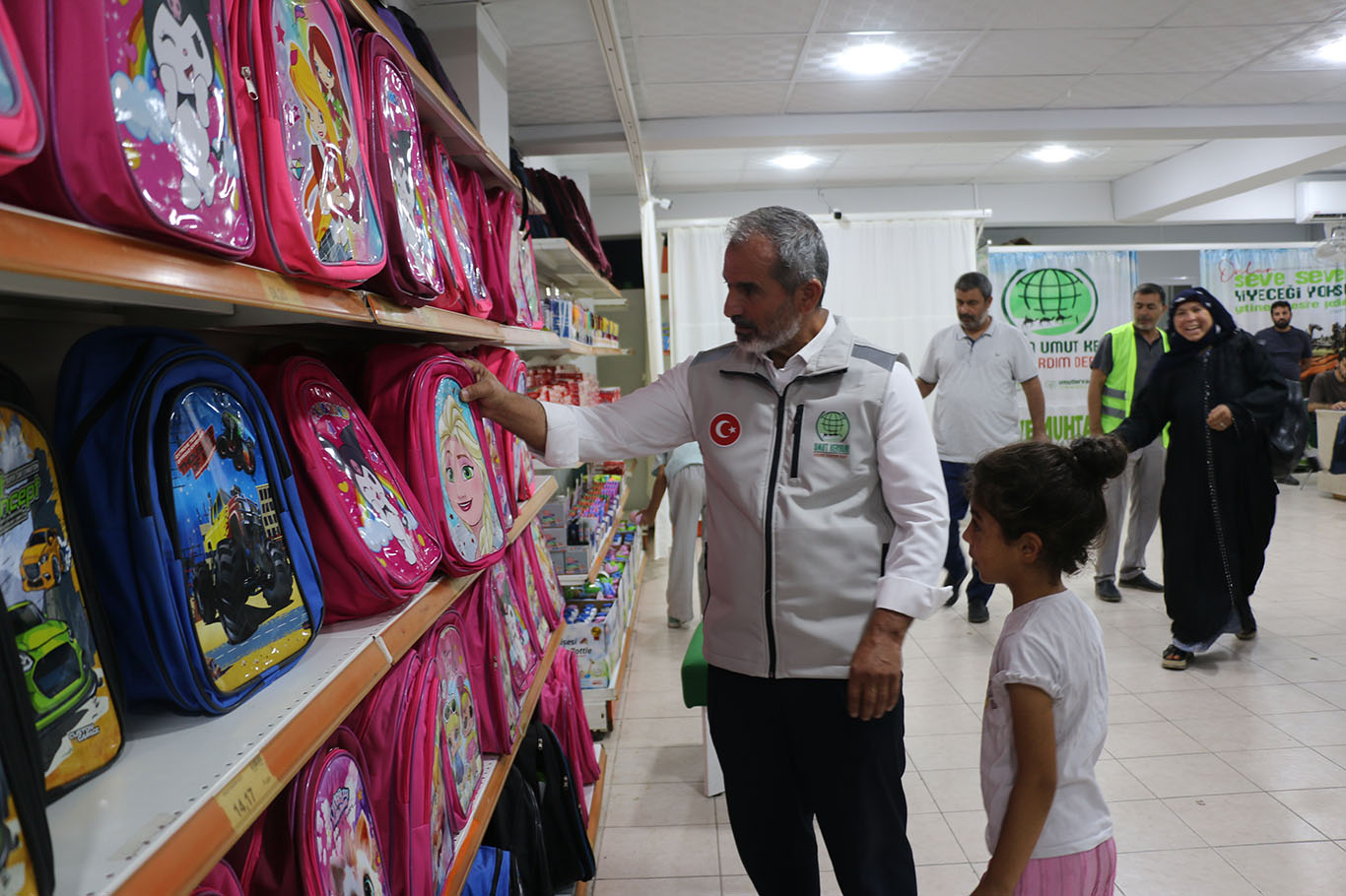 Şanlıurfa'da Umut Kervanı'ndan öğrencilere kırtasiye desteği