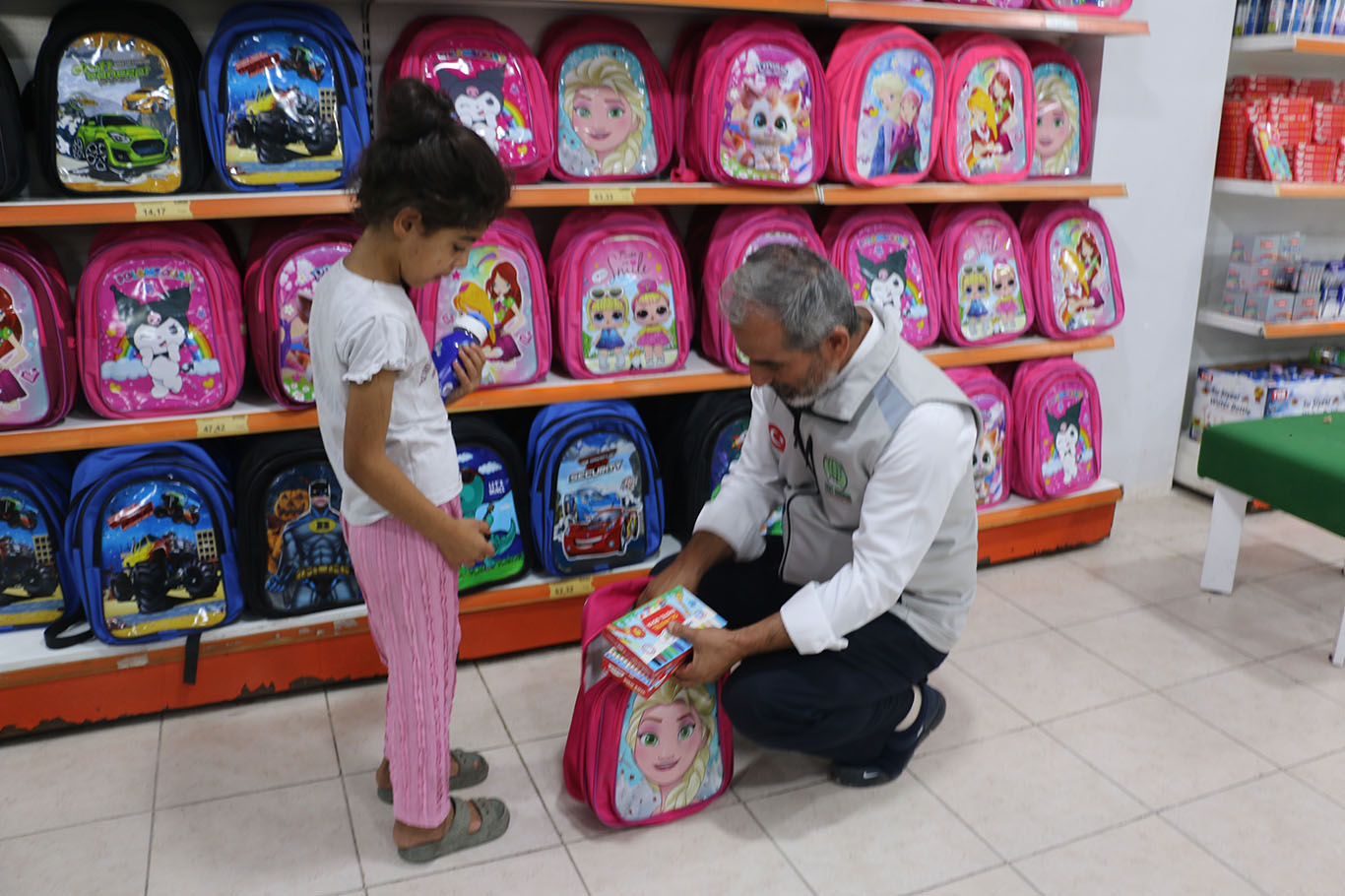 Şanlıurfa'da Umut Kervanı'ndan öğrencilere kırtasiye desteği