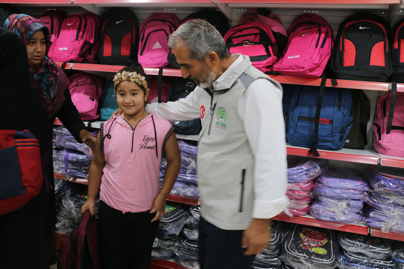 Şanlıurfa'da Umut Kervanı'ndan öğrencilere kırtasiye desteği