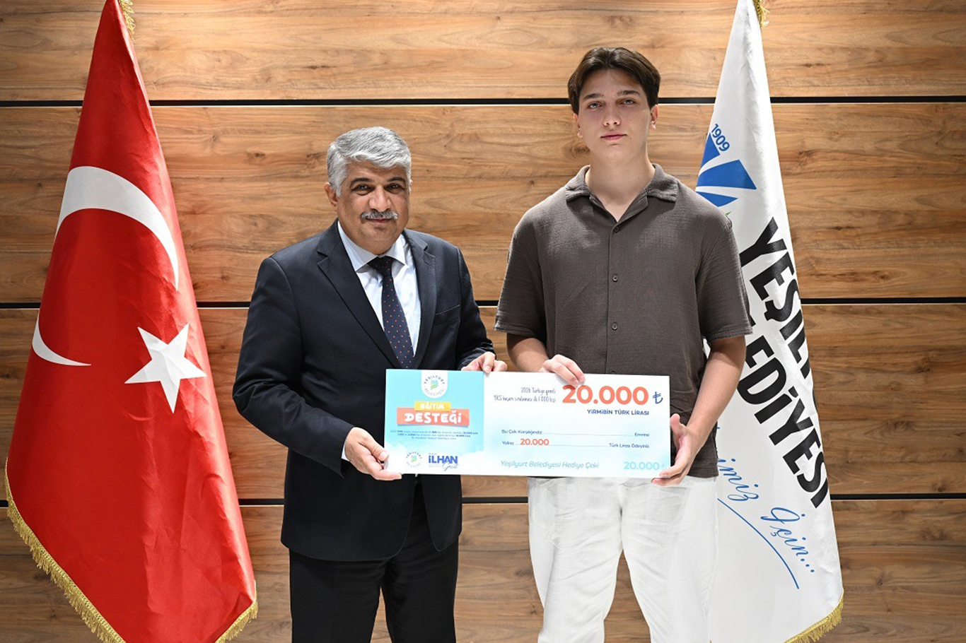 Yeşilyurt Belediyesinden YKS derecesi yapan öğrencilere ödül