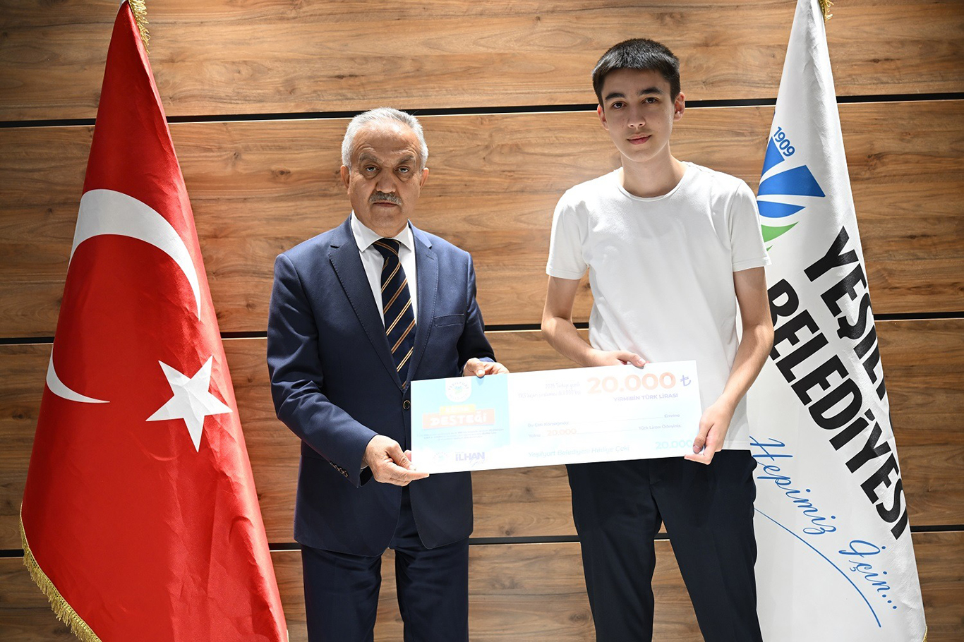 Yeşilyurt Belediyesinden YKS derecesi yapan öğrencilere ödül