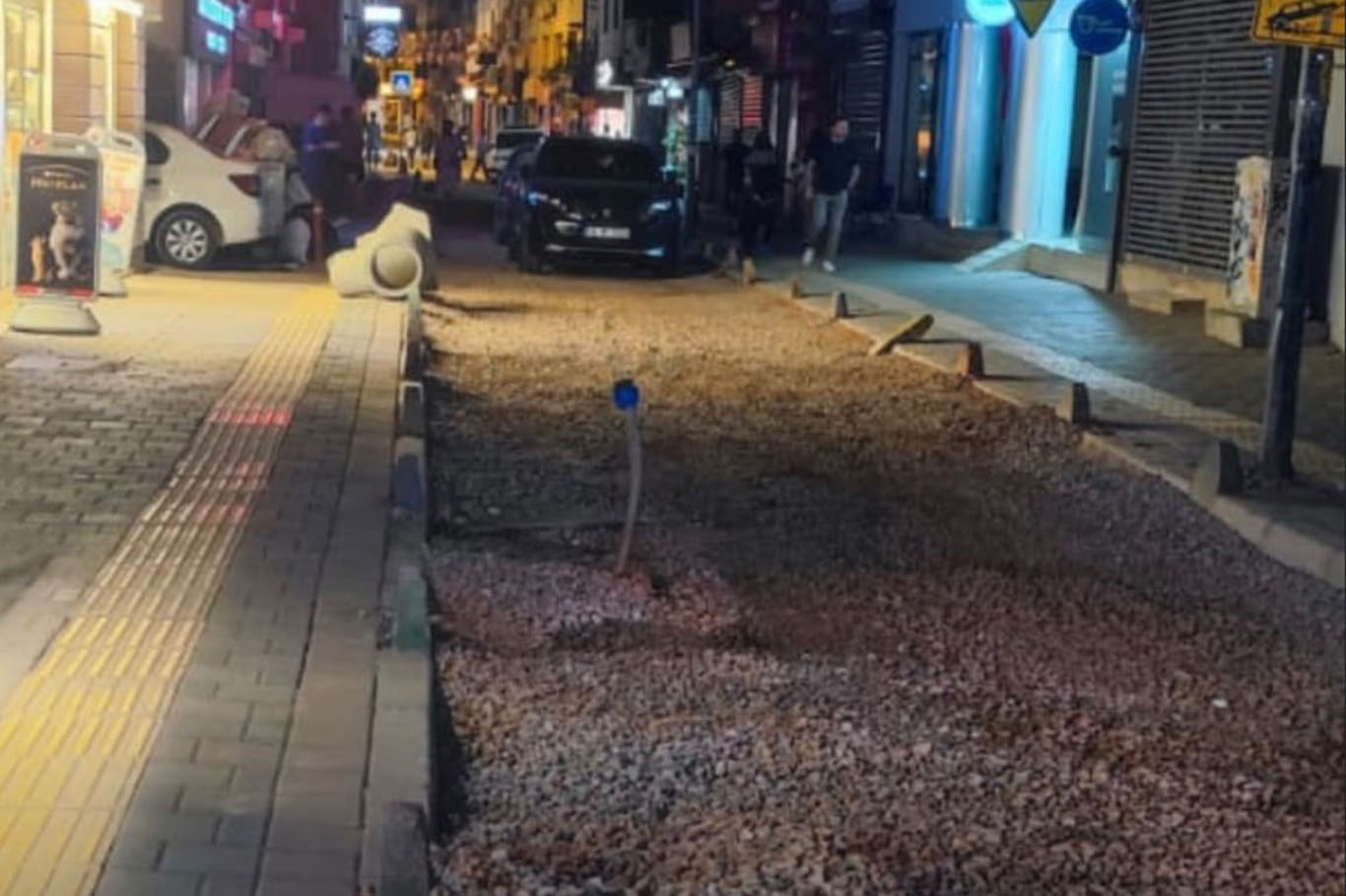 Alsancak’ta kazı çalışmaları esnafı isyan ettirdi