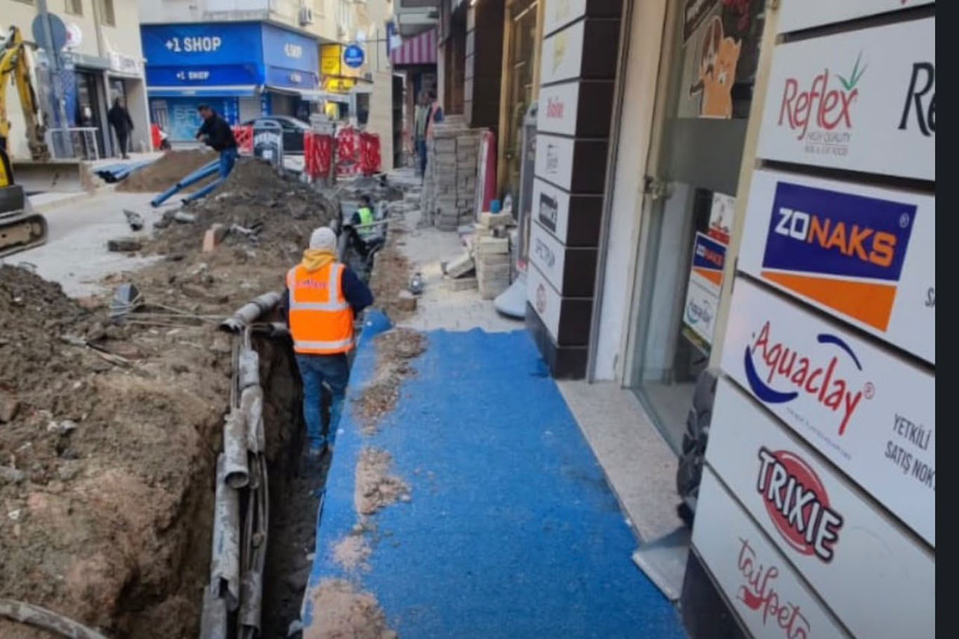 Alsancak’ta kazı çalışmaları esnafı isyan ettirdi