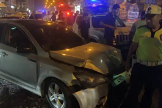 Batman’da otomobil orta refüje çarptı: 4 yaralı
