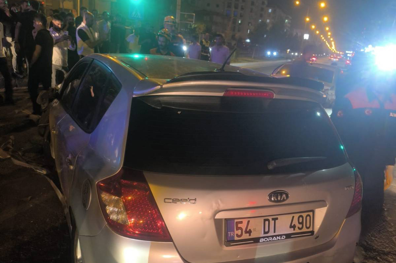 Batman’da otomobil orta refüje çarptı: 4 yaralı