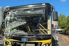 Li Beşîktaşa Stenbolê otobûseke IETTê li wesayîteke înşaetê qelibî: 5 rêwî birîndar bûn