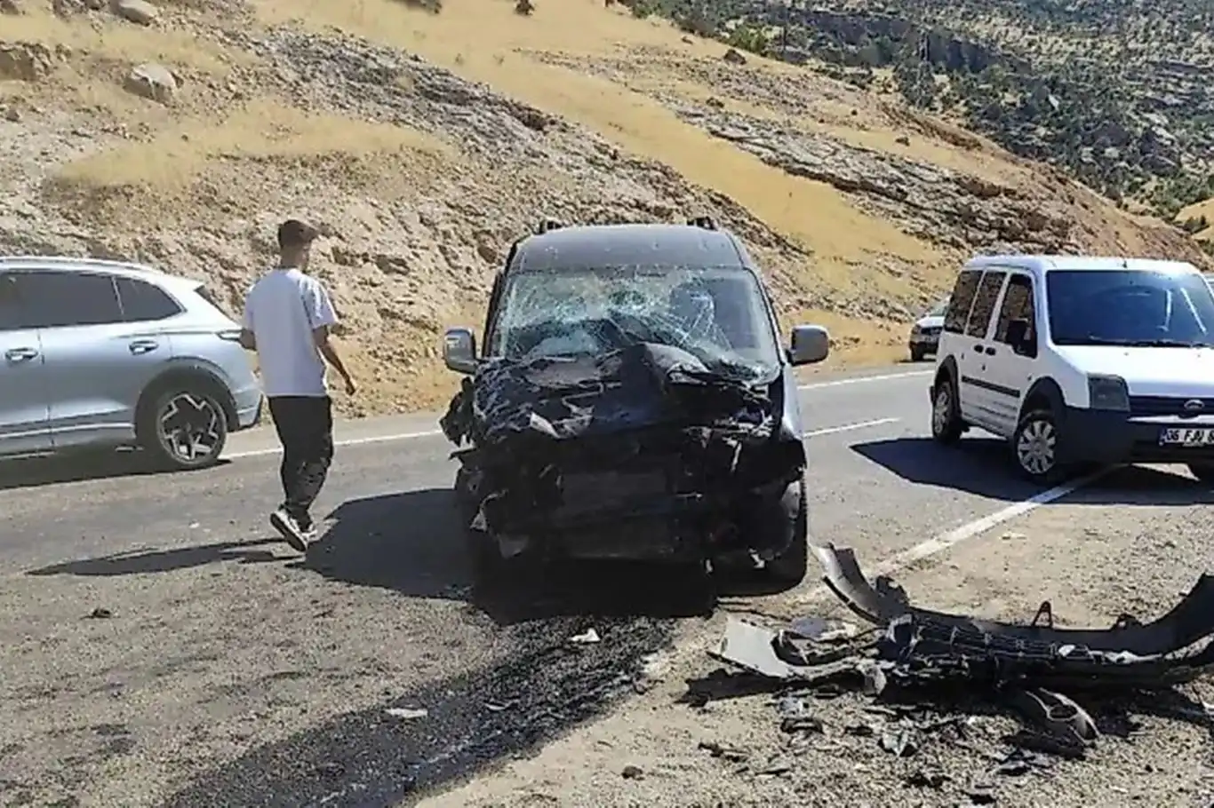 Siirt'te hafif ticari araç ile transit çarpıştı: 4 yaralı