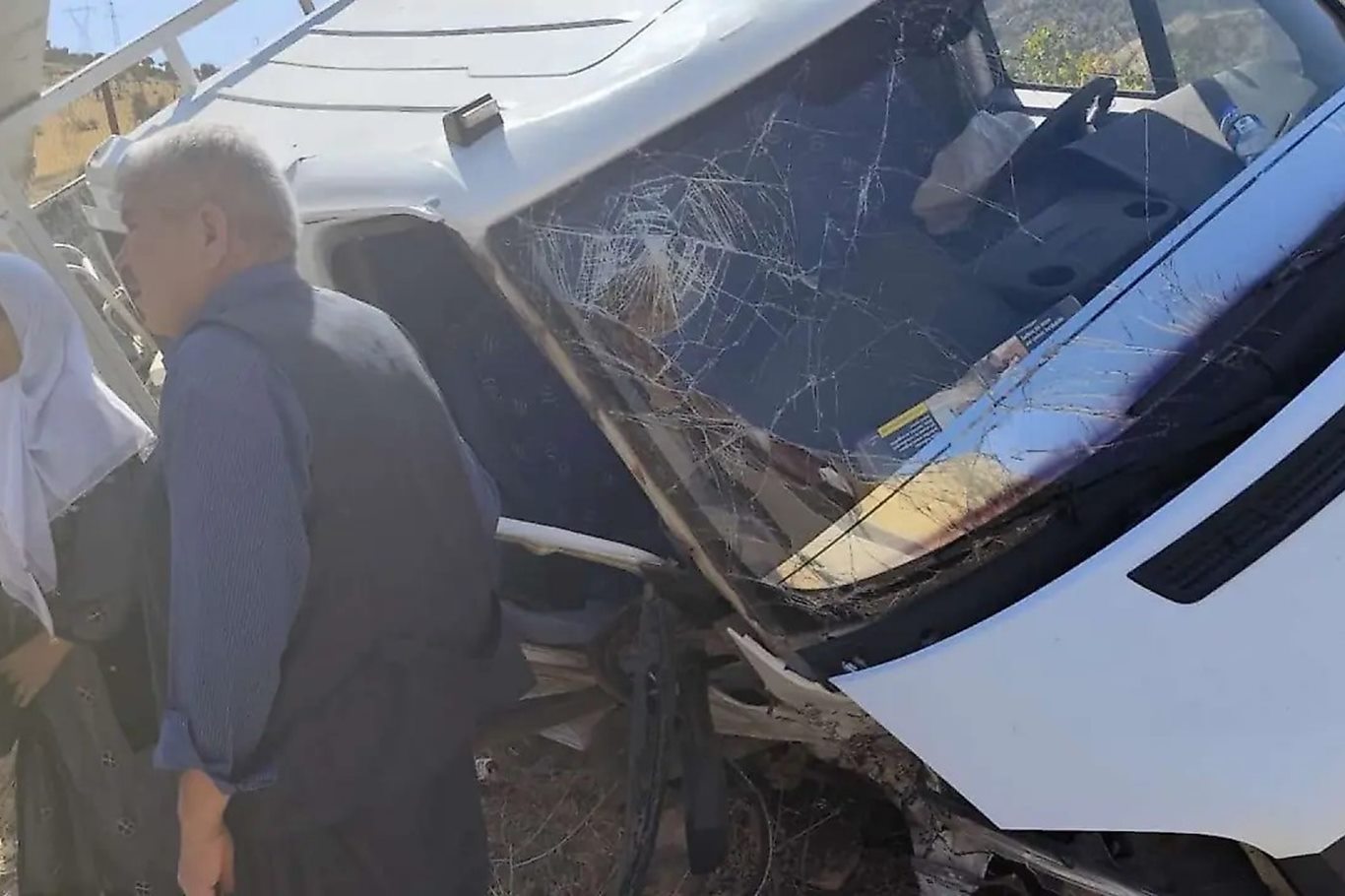 Siirt'te hafif ticari araç ile Transit çarpıştı: 4 yaralı