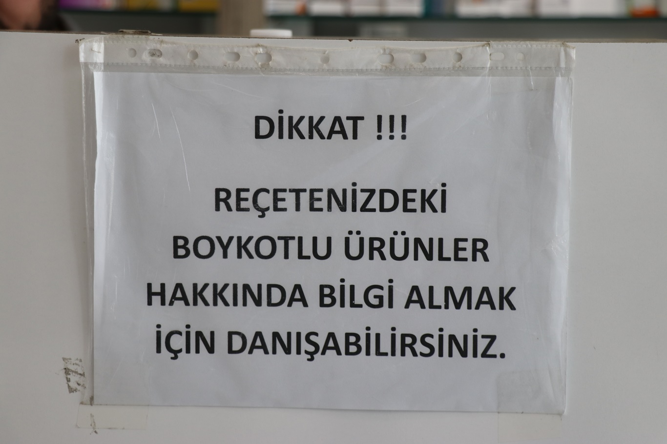 Ankara'da bir eczanede dikkat çeken boykot çağrısı İlacımız kardeşlerimize bomba olarak dönmesin