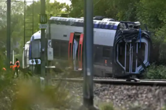Fransa'da yolcu treni raydan çıktı: 44 kişi yaralandı