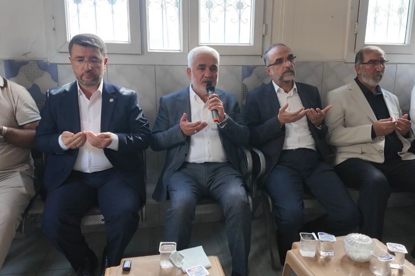 HÜDA PAR Genel Başkanı Zekeriya Yapıcıoğlu, partisinin Trabzon İl Başkanı Hakan Özbay ile Adana Seyhan İlçe Başkanı Yusuf Özbay’ın vefat eden babası için Ceyhan ilçesinde kurulan taziye evini ziyaret ederek aileye başsağlığı dileğinde bulundu.
