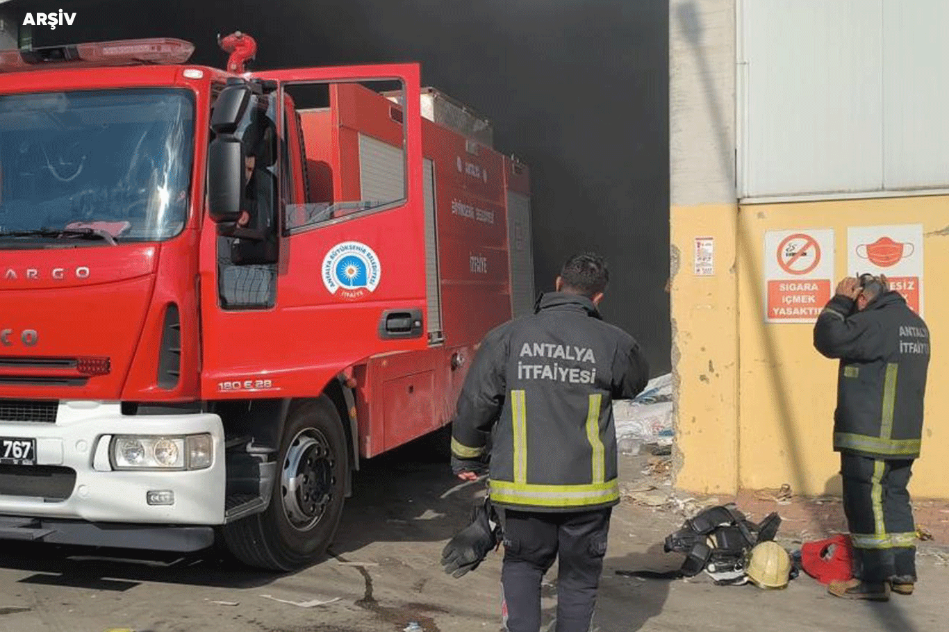 Antalya'da oto galeride yangın: 4 araç zarar gördü, apartman hasar aldı