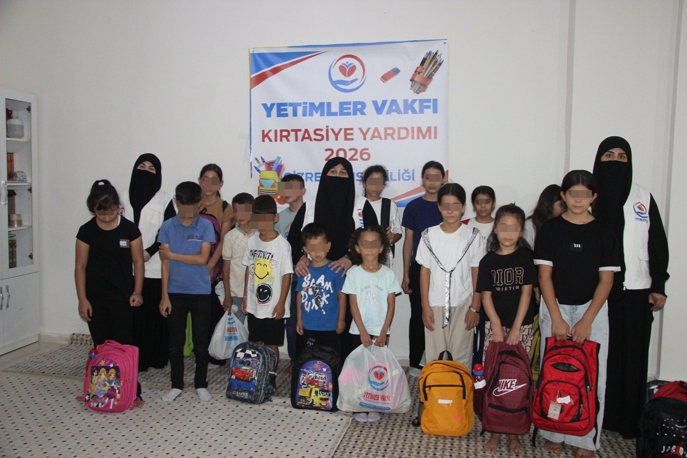 Yetimler Vakfı Cizre’de ihtiyaç sahibi öğrencilere kırtasiye yardımında bulundu