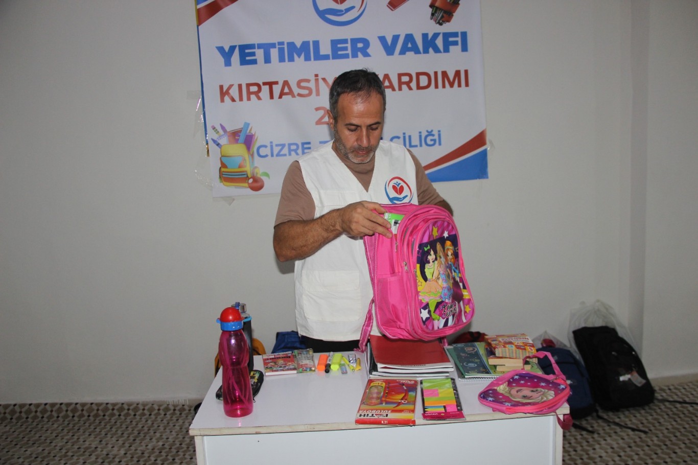Yetimler Vakfı Cizre’de ihtiyaç sahibi öğrencilere kırtasiye yardımında bulundu
