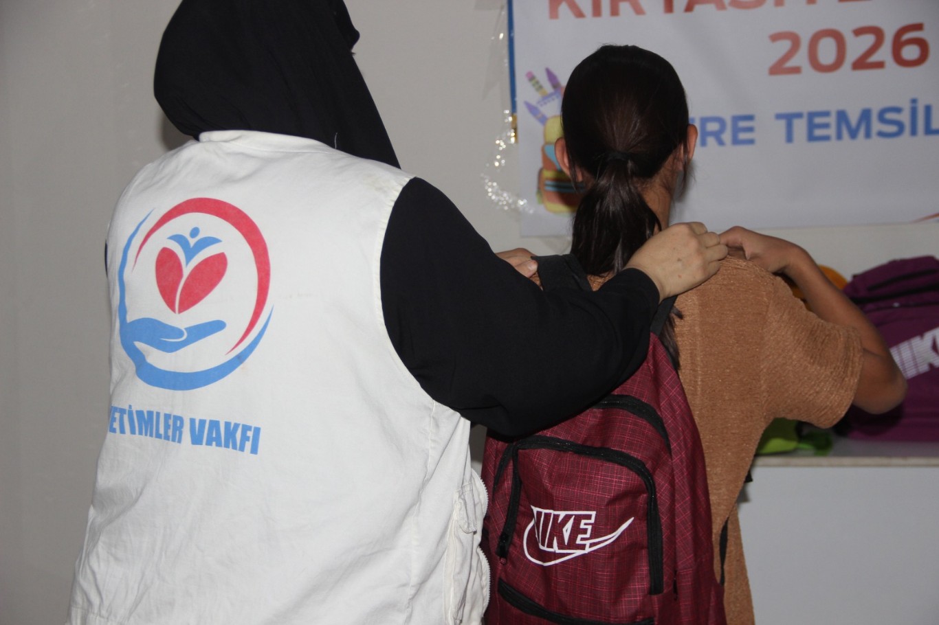 Yetimler Vakfı Cizre’de ihtiyaç sahibi öğrencilere kırtasiye yardımında bulundu